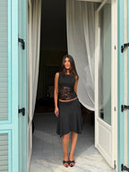 Aikuinen malli mustassa Mura-pitsitopissa, kukkapitsinen alaosa selkeästi näkyvissä