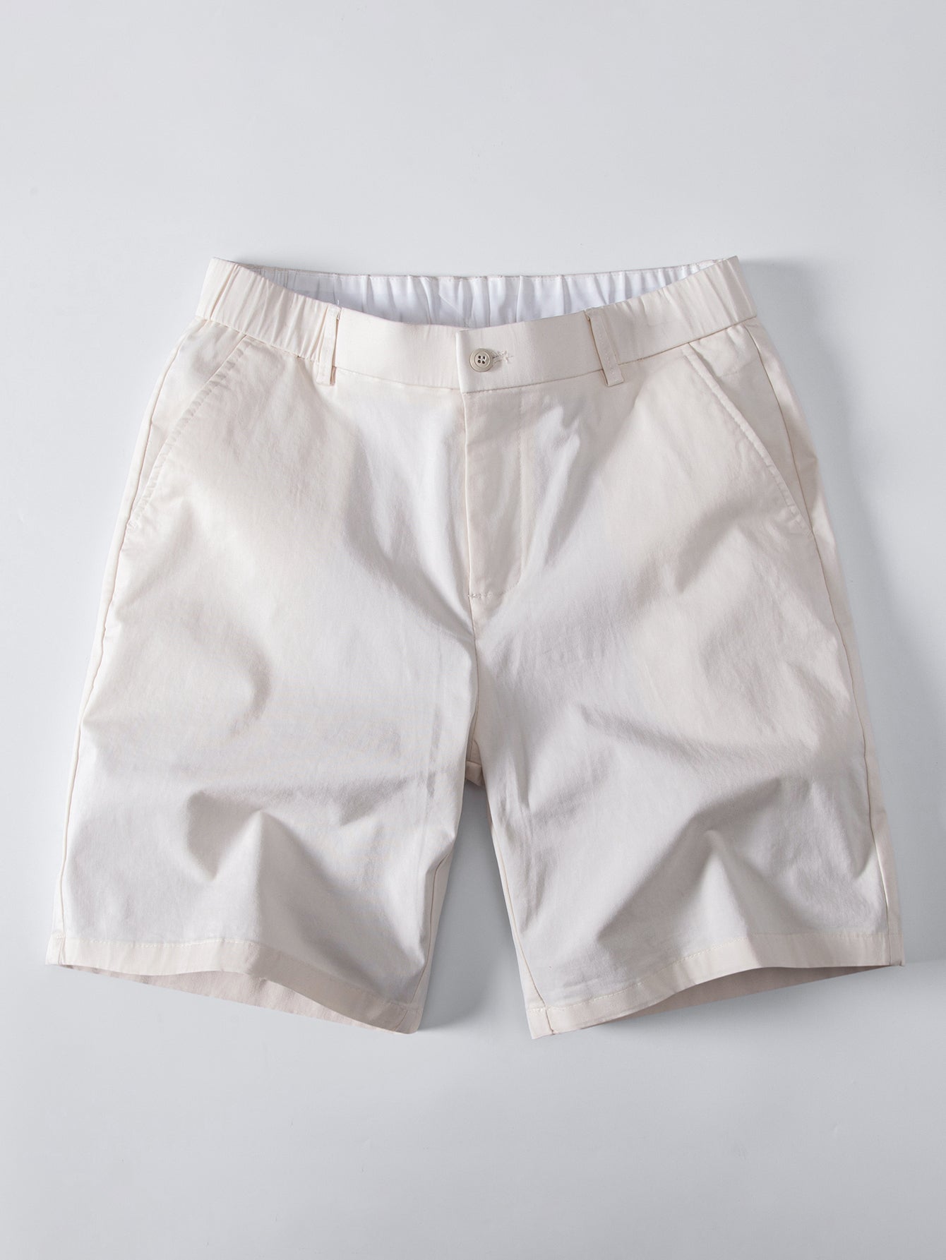 Vaaleat beiget chino-shortsit edestä