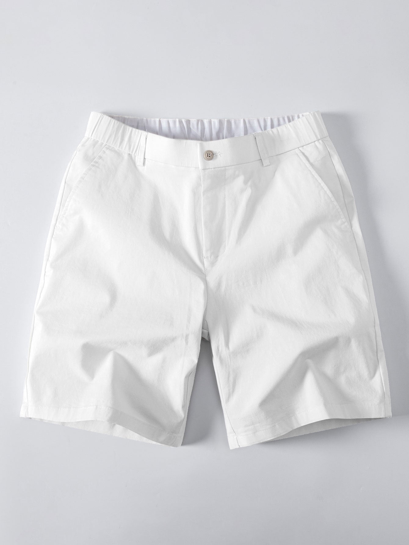 Valkoiset chino-shortsit edestä