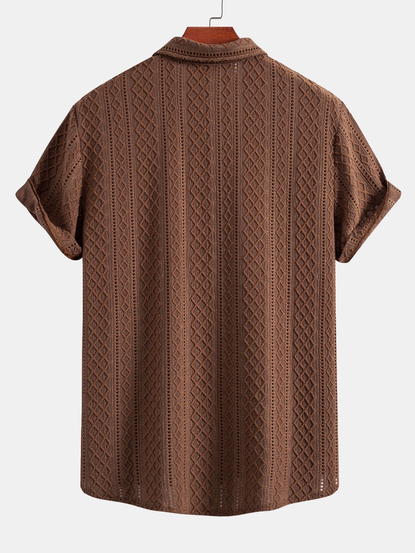 Valkoisen vinoneliöjacquard-paidan yksityiskohta ja kreppipintaiset shortsit.
