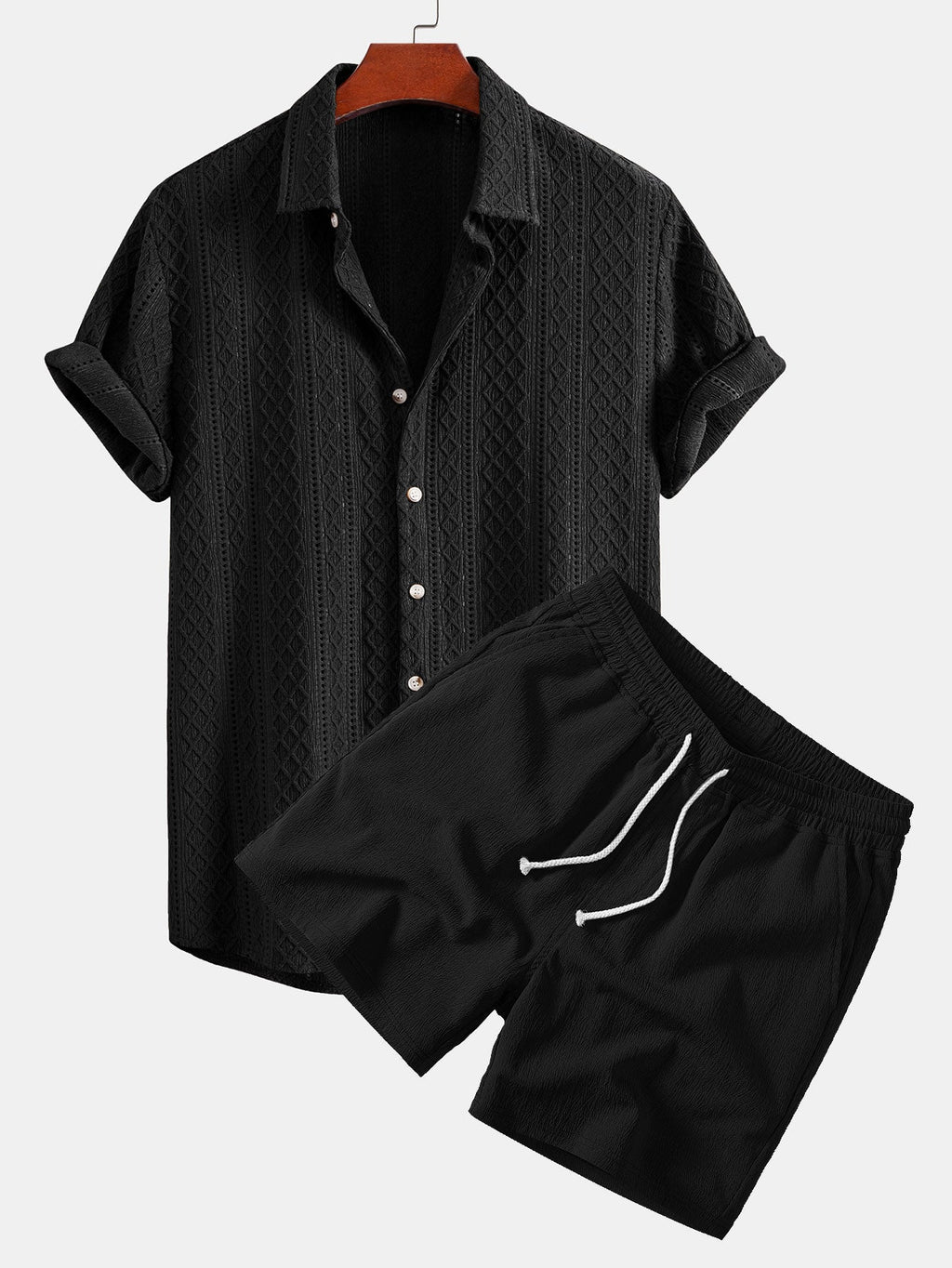 Musta jacquard-nappipaita ja kreppipintaiset shortsit mallin päällä edestä.