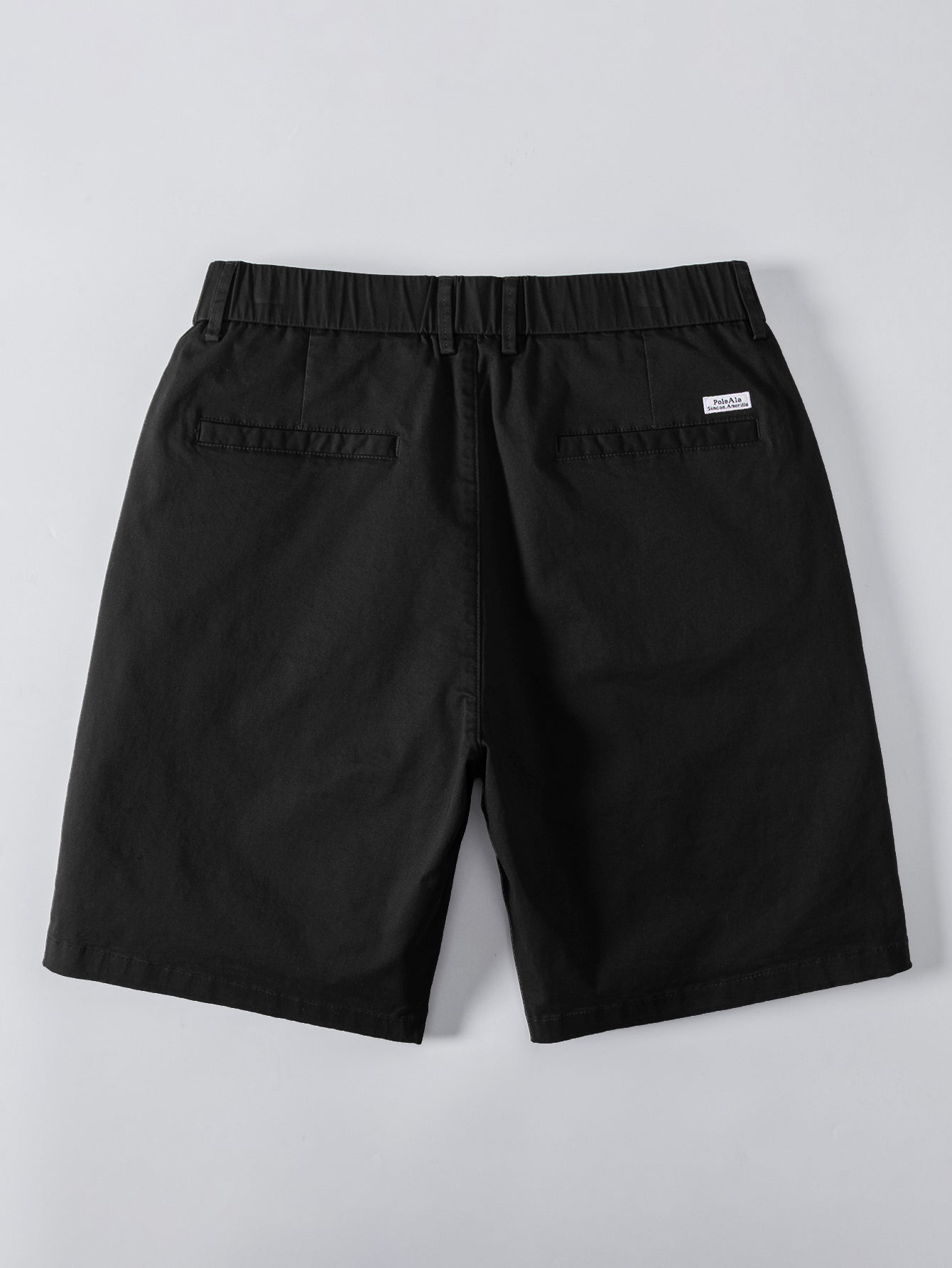 Mustat chino-shortsit takaa
