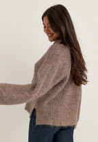 Smeđi pleteni pulover s fiksnim šalom