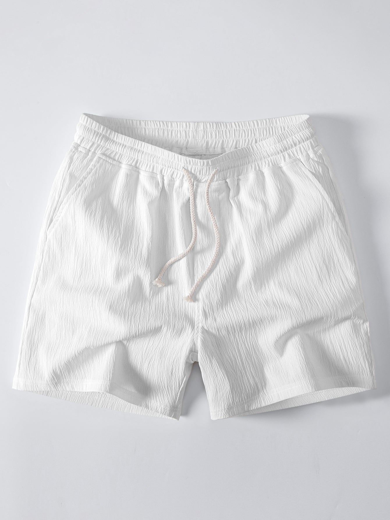 Mustat kreppipintaiset shortsit edestä