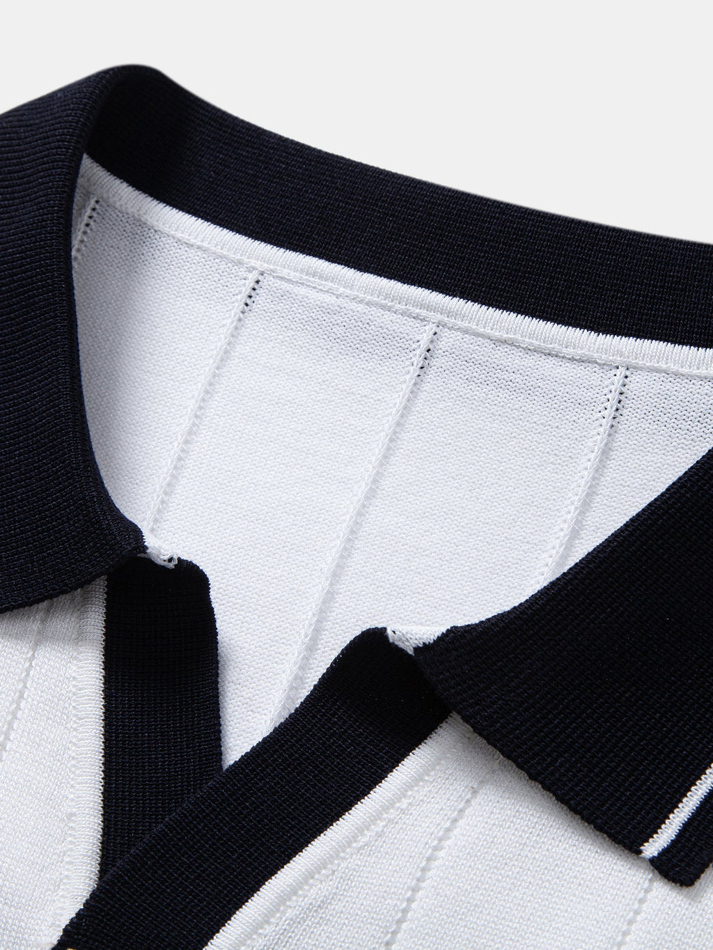 Ribbikauluksisen pikeepaidan ja kapenevien slim fit -housujen täydentävä tuotekuva 23