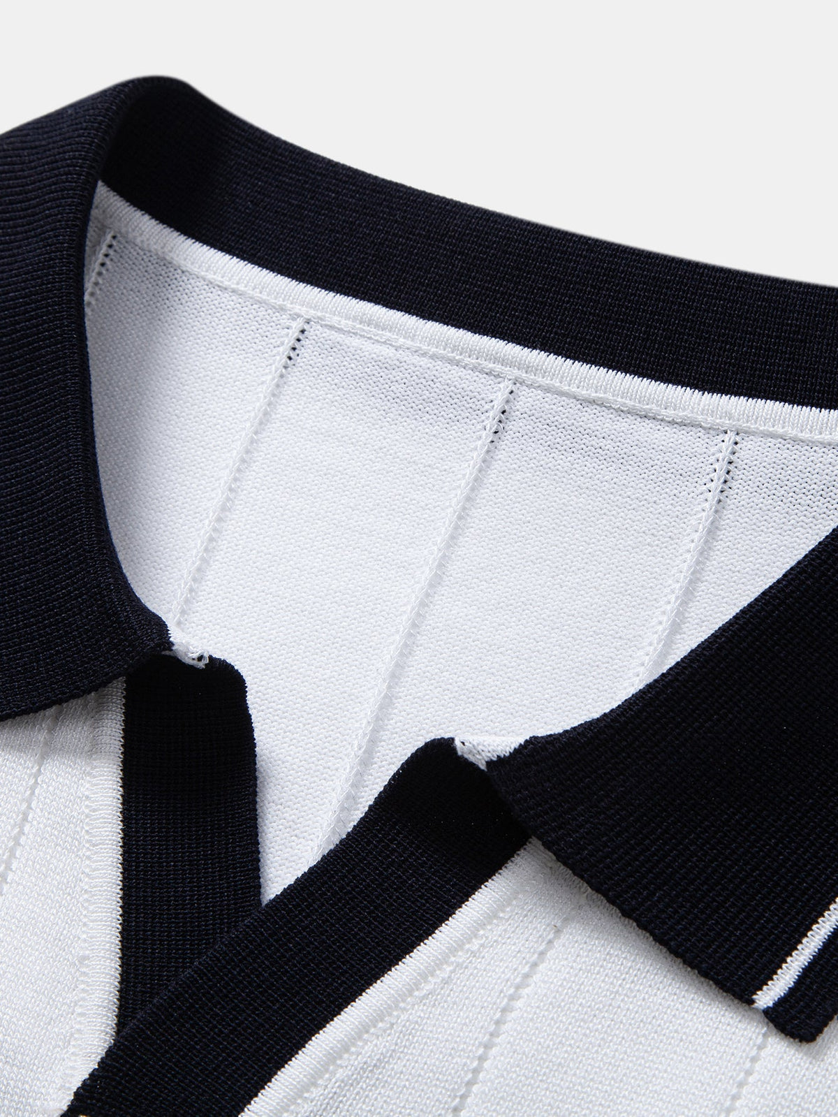 Ribbikauluksisen pikeepaidan ja kapenevien slim fit -housujen täydentävä tuotekuva 23
