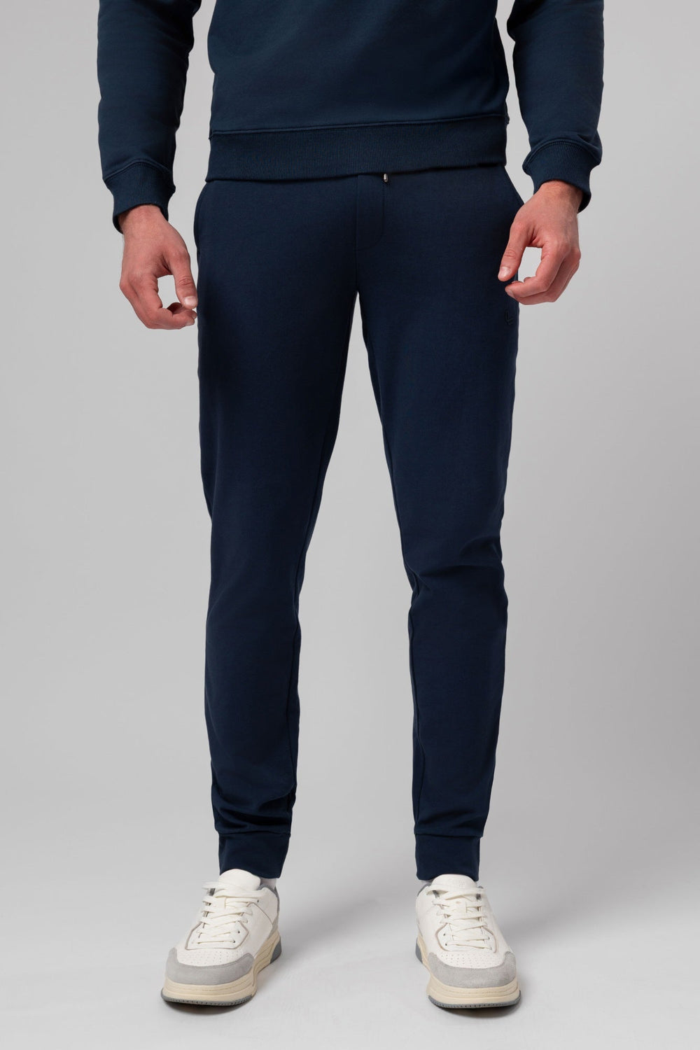 Tummansinisten Ponya-collegehousujen etunäkymä