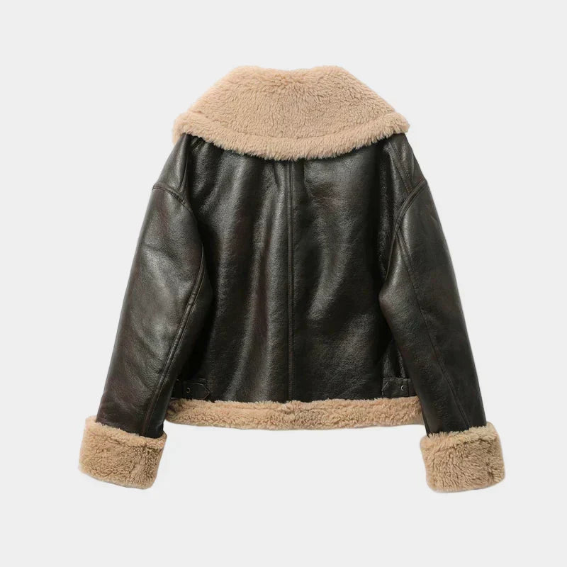 Tummanruskea lyhyt shearling-naisten takki takaa kuvattuna beigenvärisillä karvareunuksilla