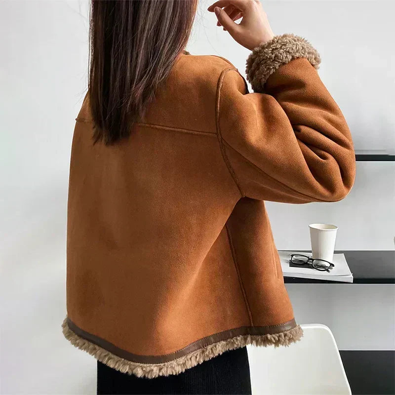 Ruskean shearling-naisten takin selkäpuoli