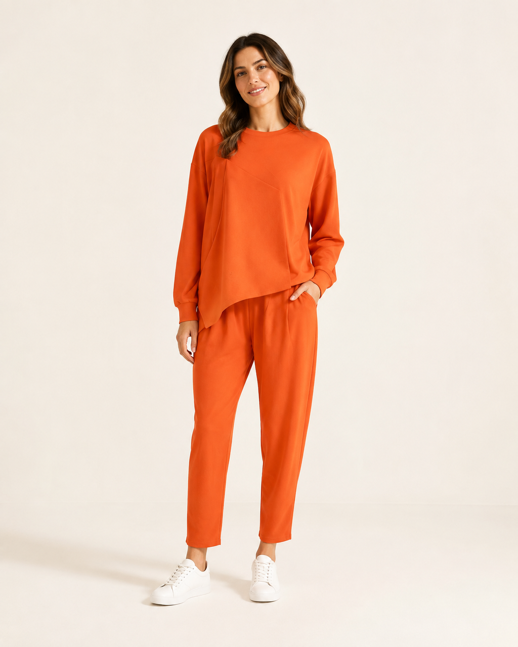 Oranssi epäsymmetrinen pitkähihainen paita ja yhteensopivat housut aikuisen mallin yllä.