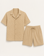 Beige jacquard-paita kuubalaisella kauluksella ja kreppipintaiset shortsit teknisessä tuotekuvassa