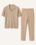 Beige teksturoitu Johnny-kauluksinen pikeepaita ja slim fit -housut teknisessä tuotekuvassa