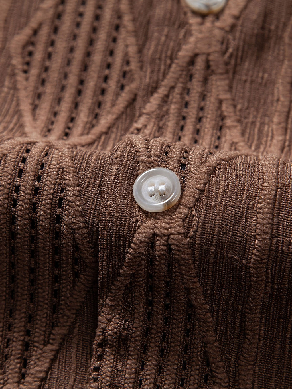 Jacquard-paita ja kreppipintaiset shortsit aikuisen mallin yllä sivulta