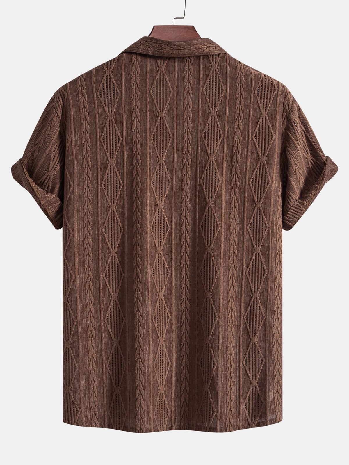 Kuubalaiskauluksinen jacquard-paita ja shortsit takaa