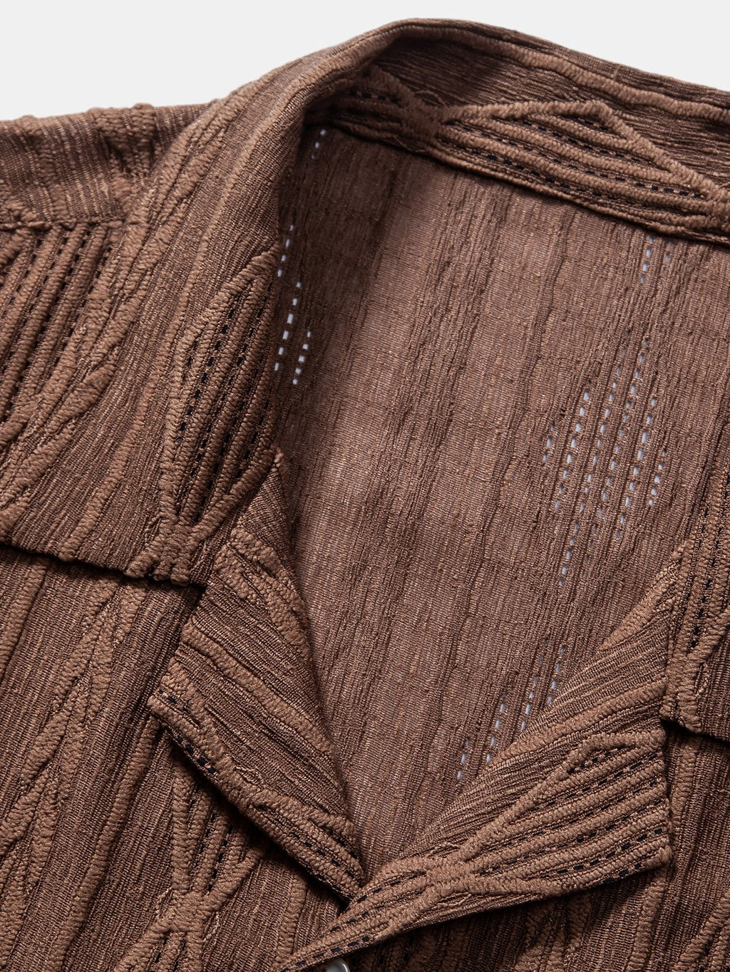 Kuubalaiskauluksinen jacquard-paita aikuisen mallin yllä etuviistosta