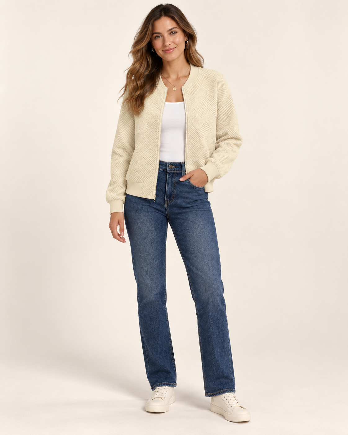 Beige naisten kuviollinen bomber-takki aikuisen mallin yllä lämpimän valkoisessa studiossa